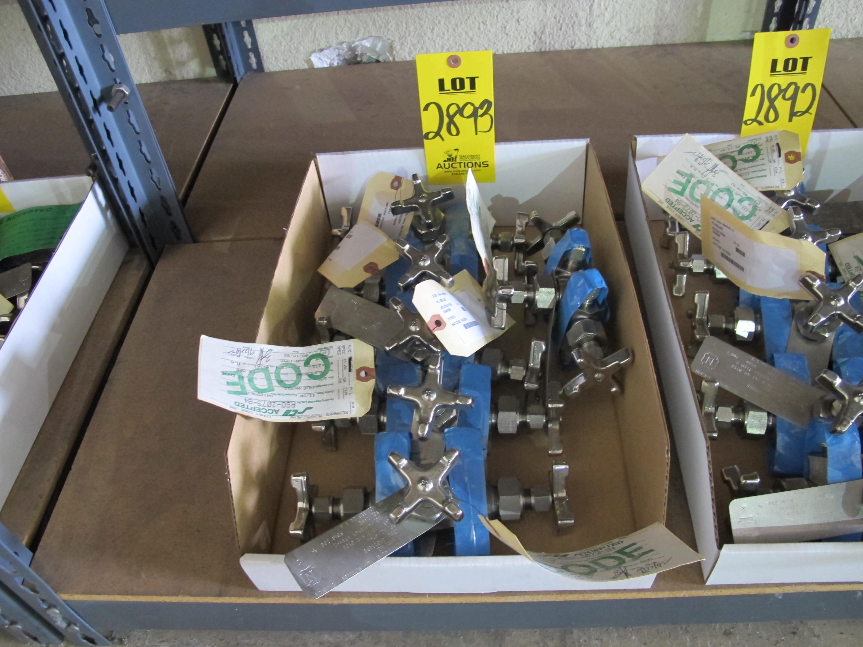 LOT (9) VALVES, MANIFOLD TYPE, 3/8" SIZE, 2485 LB/700 DEGREE F RATING, 316 SS MATERIAL, COMPRESSION CONNECTIONS, A182 SPECIFICATION, 4-WAY STYLE, HANDWHEEL OPERATOR. MARK 856. PART # 30023000 (W-51) LOADING & HANDLING FEE $5-